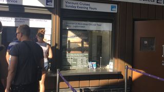 タワーブリッジの側のザタワーに戻るにはリバーボートが便利