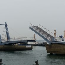 跳ね橋上がってる