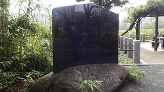 ボーン・上田賞にまつわる碑。