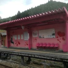 恋山形駅。隅から隅までピンク。ピンク。ピンクです。