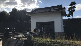 なんだか殺風景な門