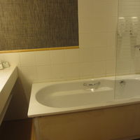 普通のバスルーム　バスタブ付きが嬉しい