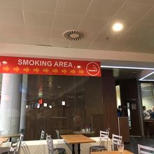 B17ゲート近くの喫煙所