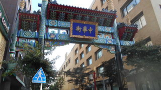 美しい色合いの門です