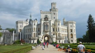 丘の上の美しい白亜の城館