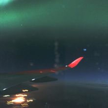 上空にオーロラ、眼下には街灯りが見えました。