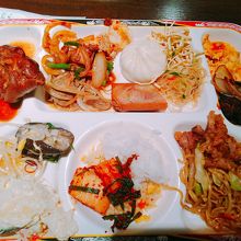 様々なお料理をプレートに