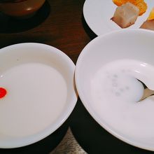 杏仁豆腐とタピオカ入りデザート