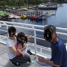 遊覧船の上からの中禅寺湖