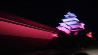 ライトアップされた赤い壁