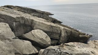 巨大な岩だらけ