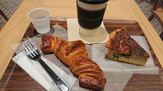 クロワッサンも食パンもおいしい