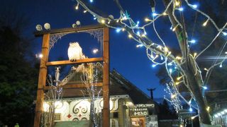 宵に入ると民芸店などの光がキラキラ輝き、雰囲気がある