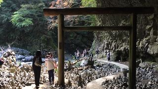 石積みの河原に圧倒