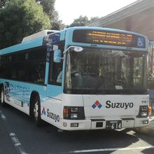 美術館バス停にて