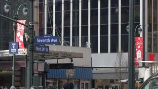 ミッドタウンの中心的通り