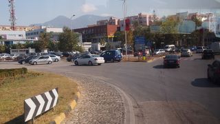 ティラナ駅へと行く道