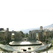 ドラマチックな古代ギリシアの野外劇場