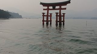 海に浮かぶ鳥居