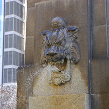 側面の龍の口から水が噴き出しています