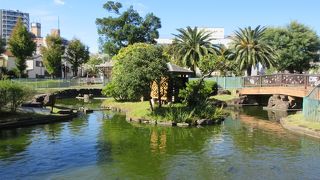 芝生が美しい、心落ち着く公園です