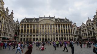 豪華な雰囲気の館