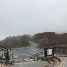 雲に覆われた道