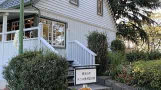 年代物のテニスラケットが展示されている