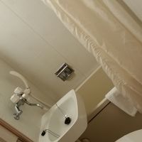 体を横にして入る