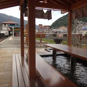 駅前に温泉の噴水がありました