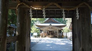 クルマ安全祈願のお札がたくさん下がっていました。由緒は難しい。