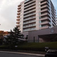 メインタワーと車寄せ