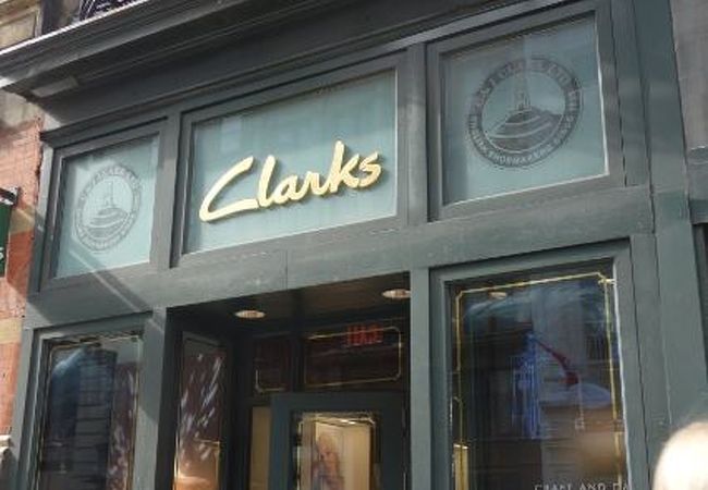 奥に長いシューズショップ