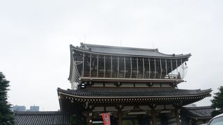 朝市でおお賑わい