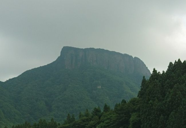 日本離れした山容