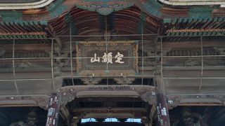 参詣者を最初に迎える門