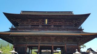 本堂に通じる大きな門