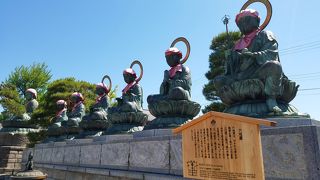 存在感ある六つのお地蔵さん