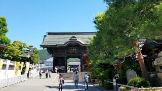 景観とマッチした石畳