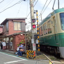お店は、列車が通る線路ギリギリに建っています。