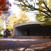 屋外ステージの隣に建っています