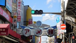 多くの人で賑わう観光地