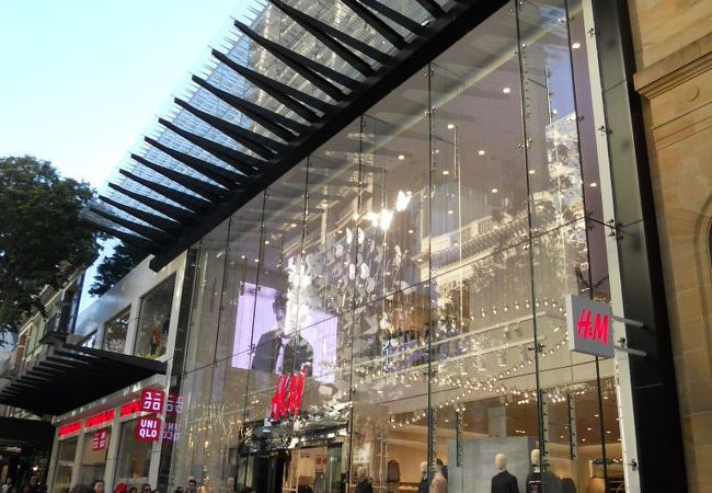 H&m queen street mall hot sale