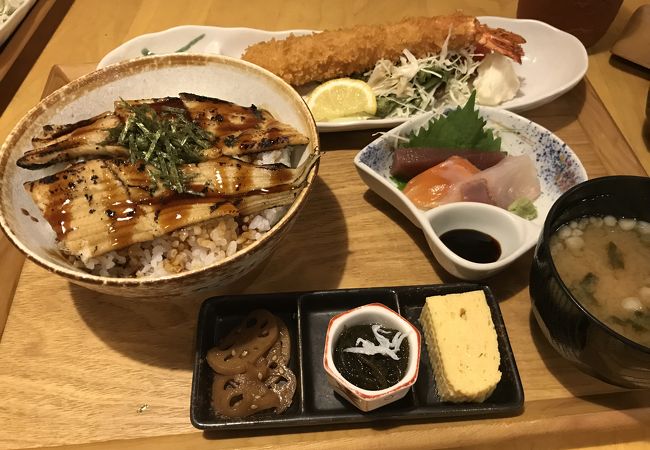 大満足の穴子丼定食