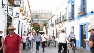 メスキ－タに近く観光客が多い