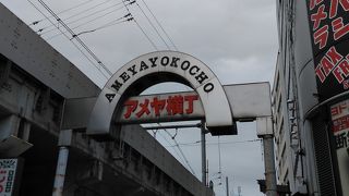 大きな看板が目印の楽しい市場です。