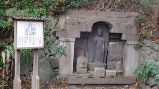 奥に入った場所にあります