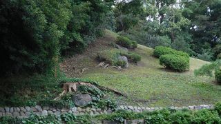 庭園内の小高い丘