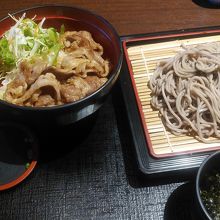 カルビ丼ざるそばセットです