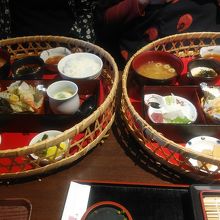 妻と娘の花かご膳です